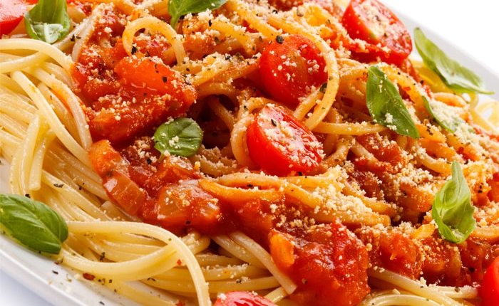 Spaghetti al pomodoro fresco con basilico e parmigiano – primi piatti italiani