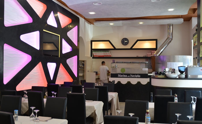 Sala interna del ristorante Marina sul Naviglio – ambiente moderno e accogliente